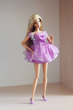 Bir Barbie bebek uzun beyaz saçlı ve giysileri.