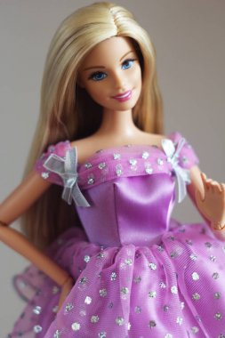 Bir Barbie bebek uzun beyaz saçlı ve giysileri.