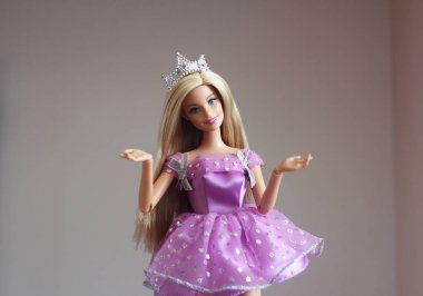 Bir Barbie bebek uzun beyaz saçlı ve giysileri.