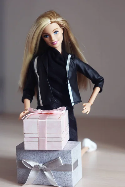 Une Poupée Barbie Avec Longs Cheveux Blancs Beaux Vêtements — Photo