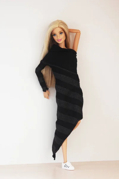 Une Poupée Barbie Avec Longs Cheveux Blancs Beaux Vêtements — Photo
