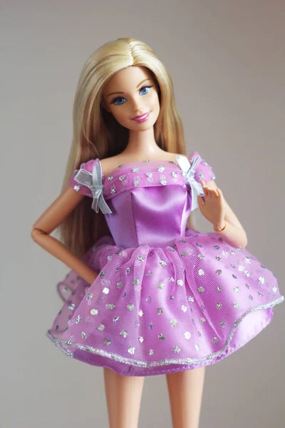 Barbiedocka Med Långt Vitt Hår Och Vackra Kläder — Stockfoto