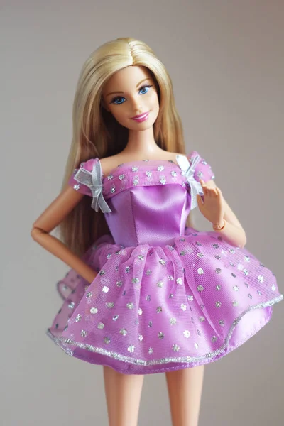 Bir Barbie bebek uzun beyaz saçlı ve giysileri.