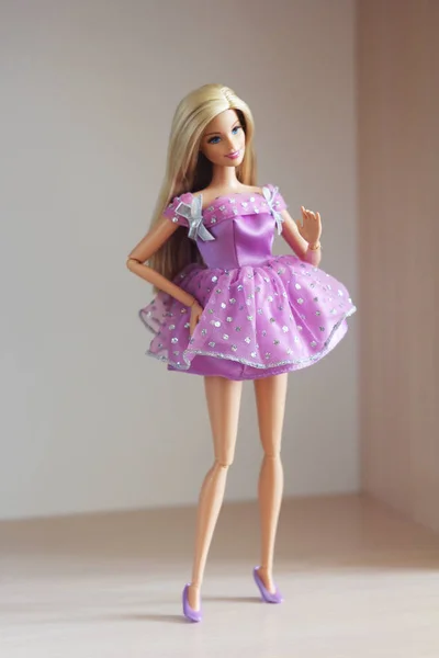 Uma Boneca Barbie Com Cabelos Brancos Longos Roupas Bonitas — Fotografia de Stock