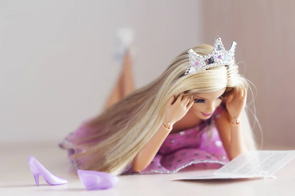 Bir Barbie bebek uzun beyaz saçlı ve giysileri.