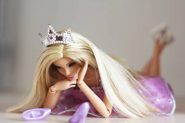 Bir Barbie bebek uzun beyaz saçlı ve giysileri.