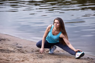 Sabahları kumsalda germe.