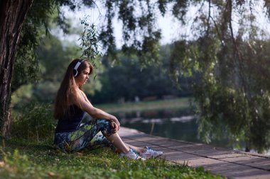 Müziğin sesi küçük bir ara.