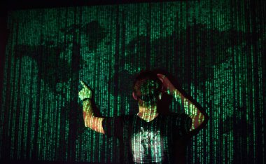 Kafkasyalı bir adam ve sanal gerçeklik VR kulaklığının çifte pozlandırılması muhtemelen bir oyuncu ya da hackerın kodu güvenli bir ağa ya da sunucuya kırmasıdır.