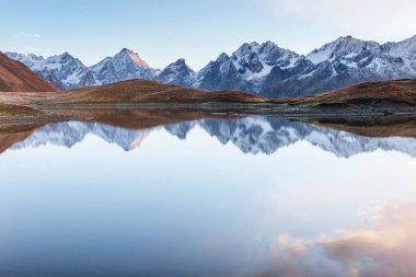Koruldi Dağı 'nda gün batımı. Yukarı Svaneti, Gürcistan Avrupa. Kafkas Dağları.