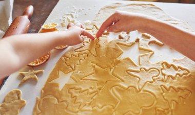 Kurabiye pişirmek. Güzel Noel Tatlıları. Mutlu yıllar.