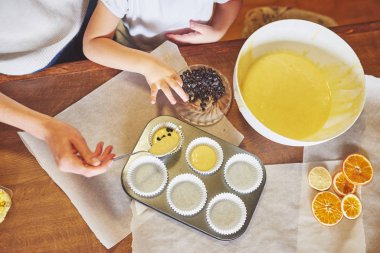 Kek şeklinde ve hamurlu. Lezzetli kekler pişiriyorum.