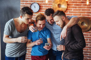 Neşeli eski arkadaşlar birbirleriyle iletişim kurarlar ve barda bir bardak viski içerler. Eğlence ve yaşam tarzı kavramı. Eşi bar masasındaki insanlarla bağlantı kurdu.