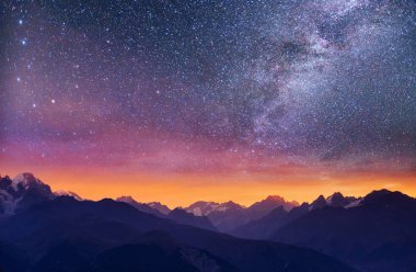 Fantastik yıldızlı gökyüzü. Goulet dağ geçidinde yoğun sis var. Georgia, Svaneti. Avrupa. Kafkas Dağları