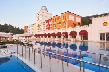 Yüzme havuzu ve lüks otelin plajı. Tip eğlence kompleksi. Amara Dolce Vita Luxury Oteli. Tatil köyü. Tekirova-Kemer. Türkiye