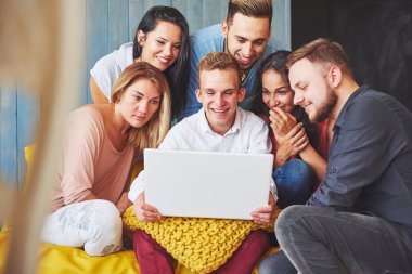 Sosyal Medya Kavramını Asan Yaratıcı Genç Arkadaşlar Grubu. Çalışma Sürecinde Yaratıcı Proje Tartışılan, Oyun Oynayan veya Video Film İzleyen İnsanlar.