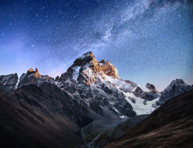 Fantastik yıldızlı gökyüzü. Sonbahar manzara ve karla kaplı tepeler. Ana Kafkas Ridge. Mountain View Dağı dır Meyer, Gürcistan'dan. Europe.