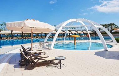 Popüler tatil beldesi Amara Dolce Vita Lüks Otel. Türkiye 'de deniz kıyısı boyunca havuzlar, su parkları ve eğlence alanlarıyla. Tekirova-Kemer.