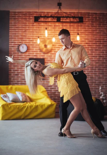 Fiatal Pár Táncol Latin Zene Bachata Merengue Salsa Két Elegáns — Stock Fotó
