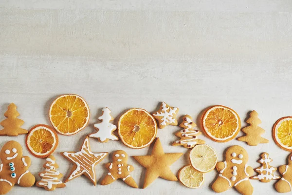 Świąteczne Pierniki Suszona Pomarańcza Przyprawy Białym Stole Przestrzeń Kopiowania — Zdjęcie stockowe