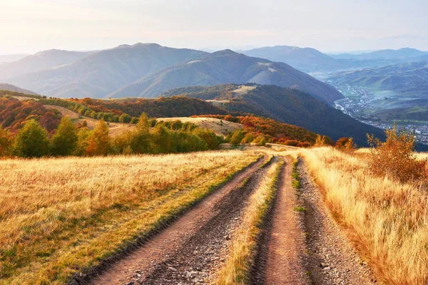 Weg Bergen Prachtig Herfstberglandschap Majestueuze Bewolkte Wolken Zonlicht Sparren Bos — Stockfoto