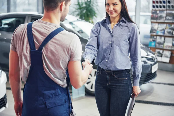 Soț Mecanic Auto Femeie Client Face Acord Privire Repararea Mașinii — Fotografie, imagine de stoc