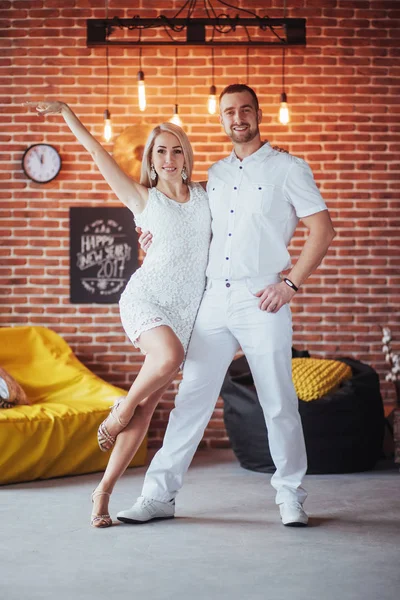 Casal Jovem Dançando Música Latina Bachata Merengue Salsa Dois Pose — Fotografia de Stock