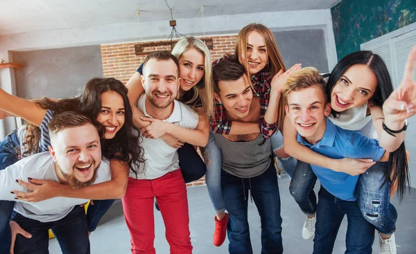 Ritratto Gruppo Ragazzi Ragazze Multietnici Con Vestiti Colorati Alla Moda — Foto Stock