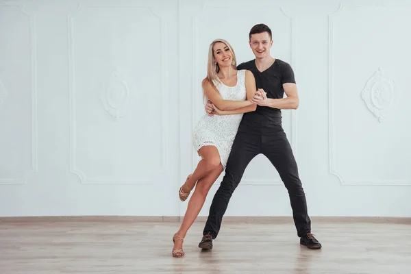 Casal Jovem Dançando Música Latina Bachata Merengue Salsa Dois Pose — Fotografia de Stock