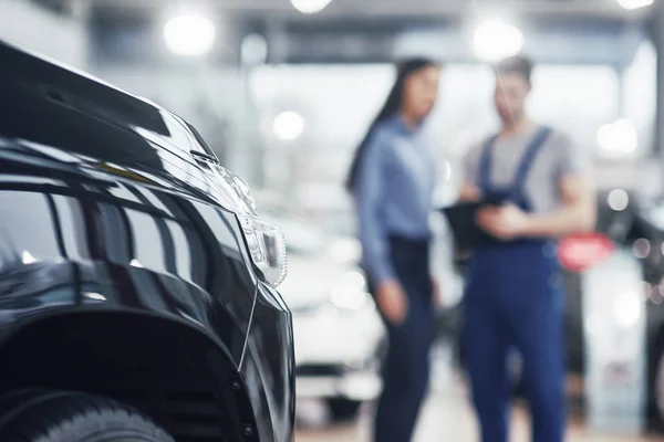 Hermosa Joven Mujer Está Hablando Con Mecánico Coches Guapo Mientras — Foto de Stock