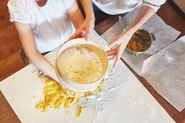 Una Chica Feliz Lleva Una Pasta Bebé Hacer Cena Traje — Foto de Stock