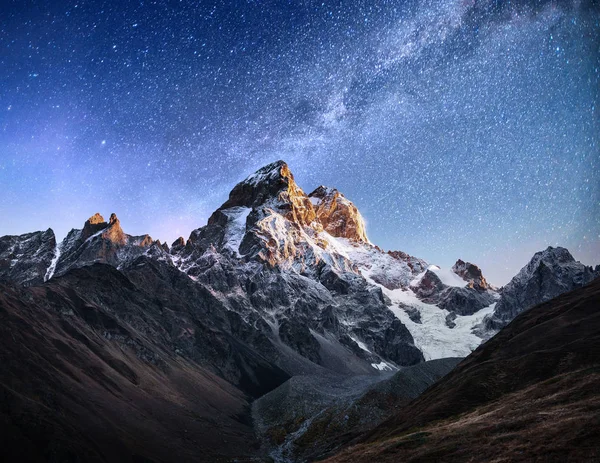 Fantástico Cielo Estrellado Paisaje Otoñal Picos Nevados Principal Cresta Caucásica — Foto de Stock