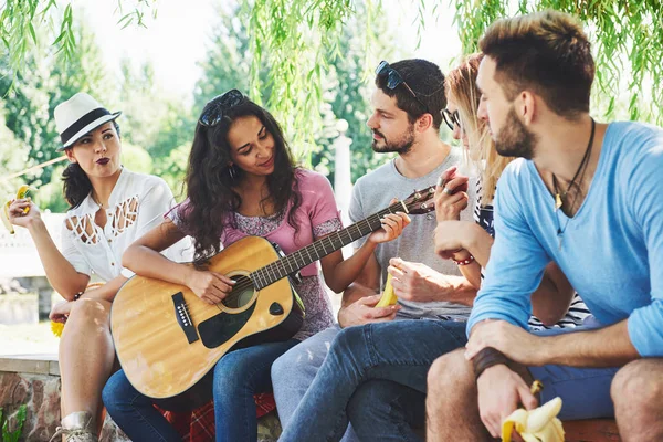 Grupo Amigos Felices Con Guitarra Mientras Uno Ellos Toca Guitarra — Foto de Stock