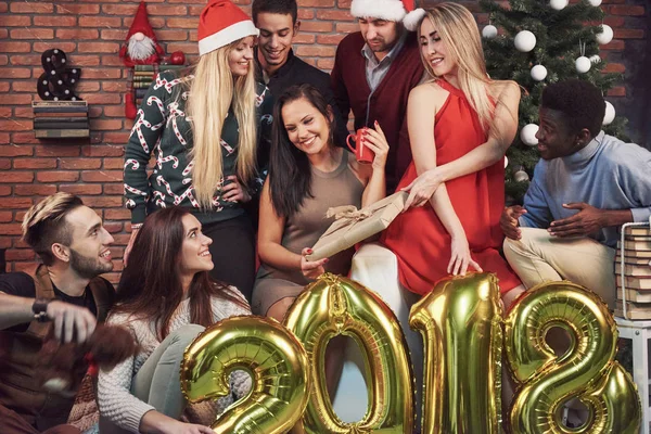 Фото с друзьями. Группа веселых молодых людей делает праздничное фото возле елки. С Новым 2018 годом! Концепция развлечений и образа жизни — стоковое фото