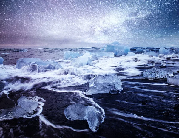 アイスランド ジョクルサロンラグーン アイスランドの氷河ラグーンベイの美しい冷たい風景写真 星空の夜 幻想的なミルキーウェイ — ストック写真