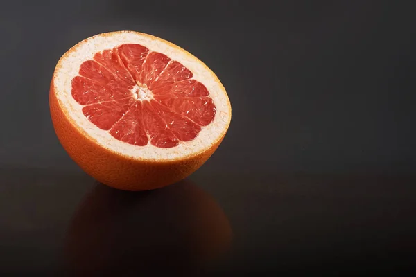 Toranja Isolada Sobre Fundo Preto Frutas Sazonais — Fotografia de Stock