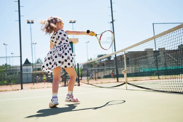 可愛いです女の子テニスをし カメラのためにポーズ — ストック写真