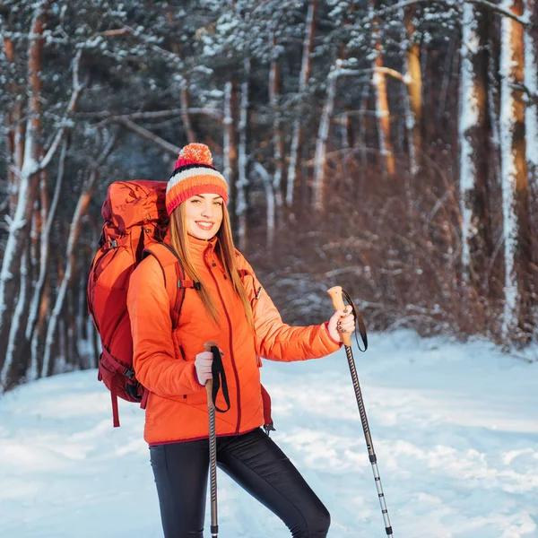 Mulher Viajante Com Mochila Caminhadas Viagem Estilo Vida Conceito Aventura — Fotografia de Stock