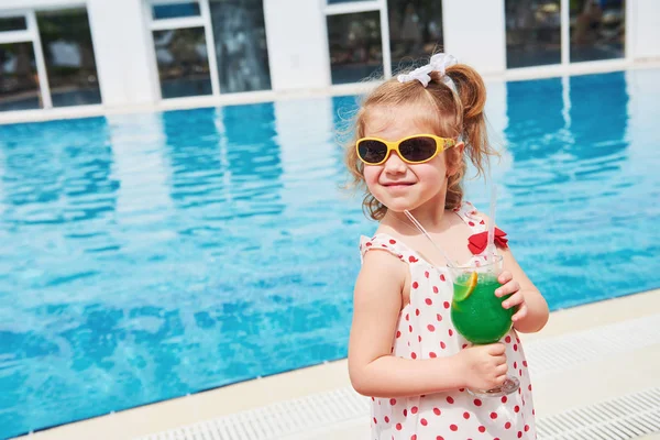 Roztomilá Malá Blondýnka Bazénu Drží Achildův Koktejl — Stock fotografie