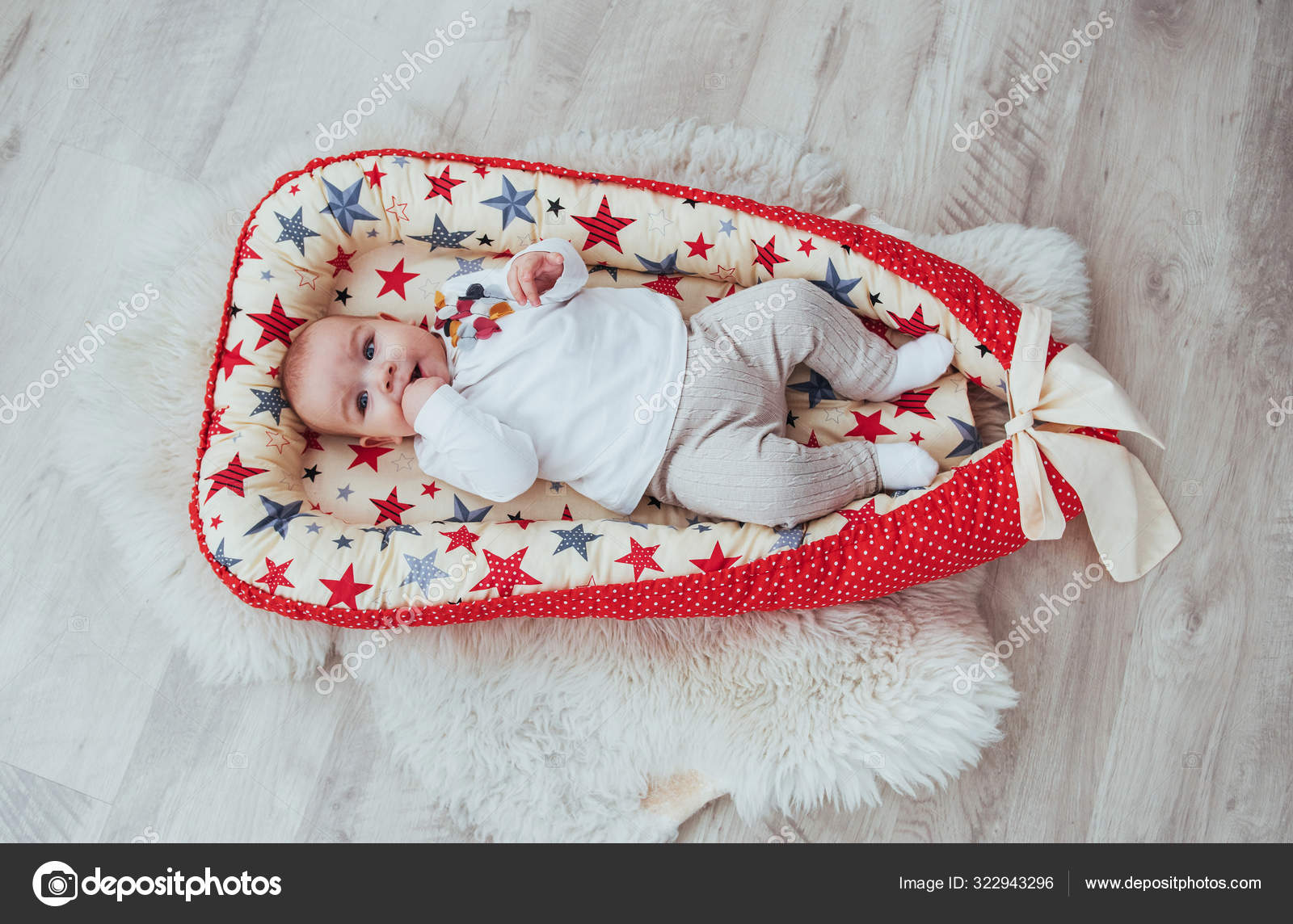 Kırmızı Bir Beşikteki Fotoğraf Çekici Yeni Doğmuş Bebek