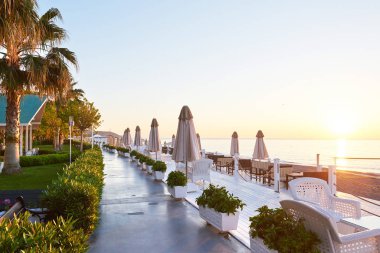 Güneşli yataklı, deniz ve dağlı özel kumlu sahilin manzarası. Tatil