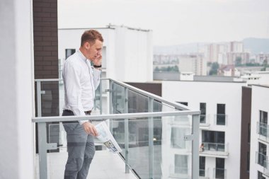 Genç gülümseyen mimar veya grup inşaat sahasında inşaatçılar üzerinde Oluşturucusu'nda baret tablet ile mühendislik mimar bazı izlerken bir inşaat, iş, inşaat, sanayi, insanlar kavramı.