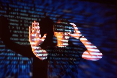 Kafkasyalı bir adam ve Sanal gerçeklik kulaklığının çifte pozlandırılması muhtemelen kod satırları olan güvenli bir ağ ya da sunucuya şifreyi kıran bir oyuncu ya da hackerdır.
