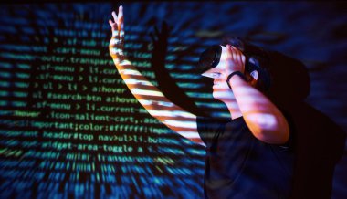 Kafkasyalı bir adam ve Sanal gerçeklik kulaklığının çifte pozlandırılması muhtemelen kod satırları olan güvenli bir ağ ya da sunucuya şifreyi kıran bir oyuncu ya da hackerdır.