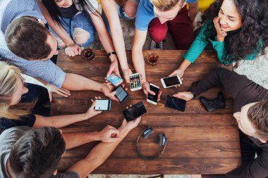 Üst düzey eller kafede telefon kullanarak - çok uluslu arkadaşlar mobil bağımlılık yapan iç mekan - Wifi bar masası toplantısında insanları birbirine bağladı - takım çalışması kavramı.