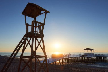 Sahil güvenlik için tahta kulübe. Heyecan verici gökyüzü