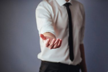 Genç işadamı boş elleri gösteriyor, senin tasarımınla doldurmaya hazır..