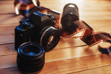 Masada eski fotoğraf ve analog kamera var. Bir rulo fotoğraf filmi. Güzel eski tasarım