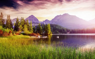 Ulusal Park Lisesi Tatra 'da bir dağ gölünün üzerinde görkemli bir gün doğumu. Strbske pleso, Slovakya, Avrupa.