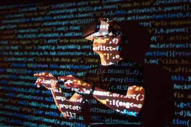 Kafkasyalı bir adam ve Sanal gerçeklik kulaklığının çifte pozlandırılması muhtemelen kod satırları olan güvenli bir ağ ya da sunucuya şifreyi kıran bir oyuncu ya da hackerdır.